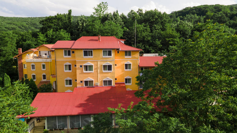 Hotel cu apă termală în România