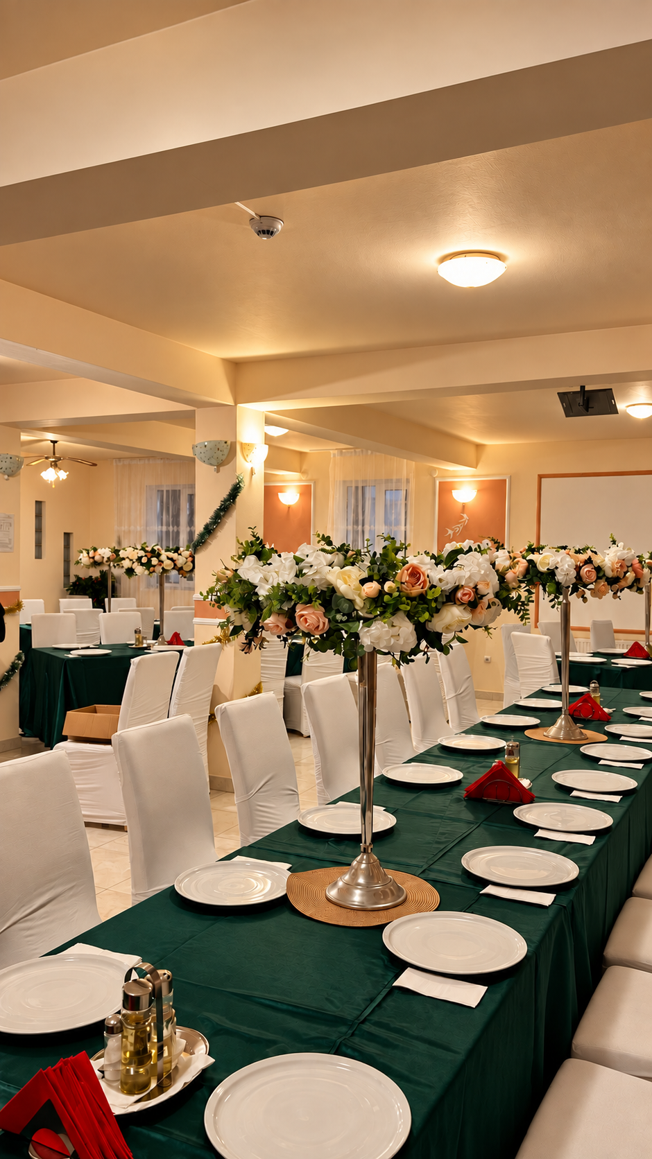 Sala pregătită pentru mesele de Revelion la Hotel Aida